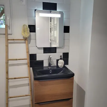 Maison Dans Une Impasse Aux Portes De Paris
